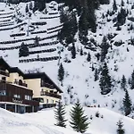 Wohlfuehlhotel Hubertushof Am Arlberg - Ski-in & Ski-out - Sky Pool Hotel