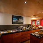 Wohlfuehlhotel Hubertushof Am Arlberg - Ski-in & Ski-out - Sky Pool Otel Stuben am Arlberg