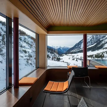 Hotel Wohlfuehlhotel Hubertushof Am Arlberg - Ski-in & Ski-out - Sky Pool