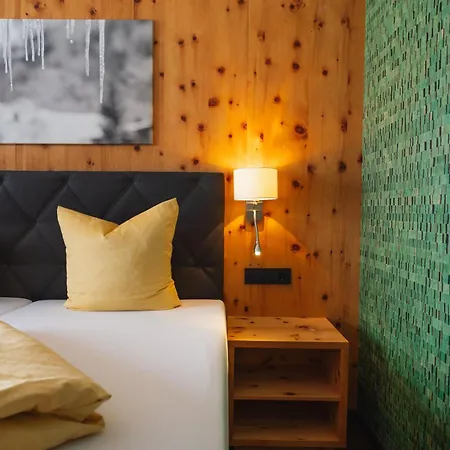 Wohlfuehlhotel Hubertushof Am Arlberg - Ski-in & Ski-out - Sky Pool 4*