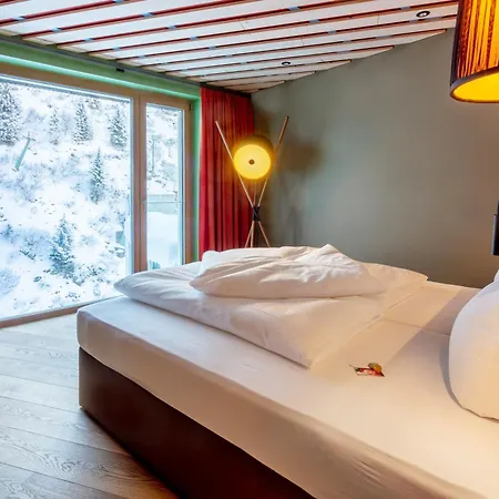 Hotel Wohlfuehlhotel Hubertushof Am Arlberg - Ski-in & Ski-out - Sky Pool