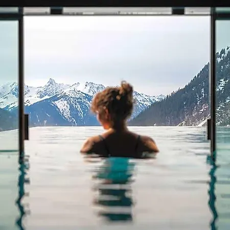 Wohlfuehlhotel Hubertushof Am Arlberg - Ski-in & Ski-out - Sky Pool
