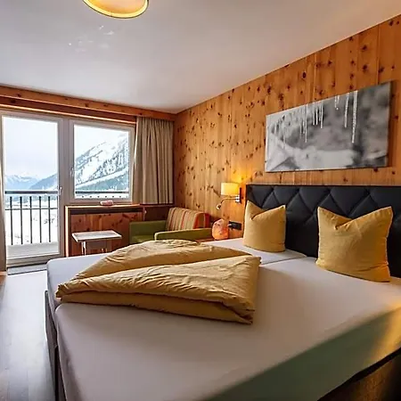 Wohlfuehlhotel Hubertushof Am Arlberg - Ski-in & Ski-out - Sky Pool