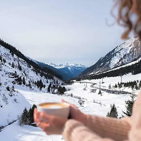 Wohlfuehlhotel Hubertushof Am Arlberg - Ski-in & Ski-out - Sky Pool Hotel 4*