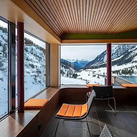 Hotel Wohlfuehlhotel Hubertushof Am Arlberg - Ski-in & Ski-out - Sky Pool