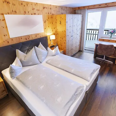 Hotel Wohlfuehlhotel Hubertushof Am Arlberg - Ski-in & Ski-out - Sky Pool