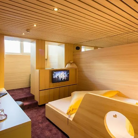 Wohlfuehlhotel Hubertushof Am Arlberg - Ski-in & Ski-out - Sky Pool Hotel